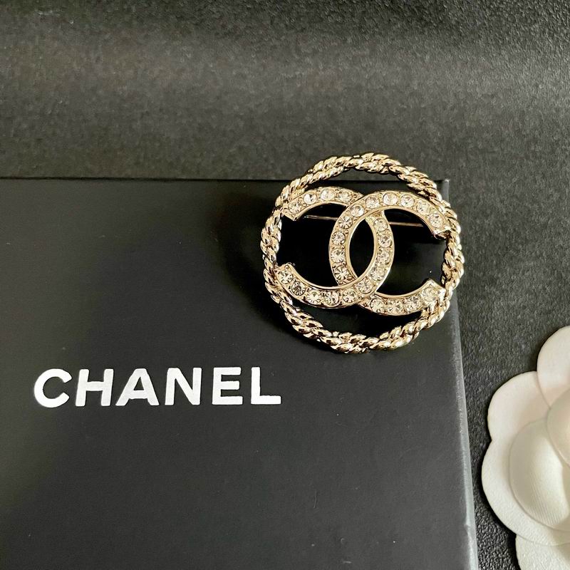 Chanel Brooch 06yxs57